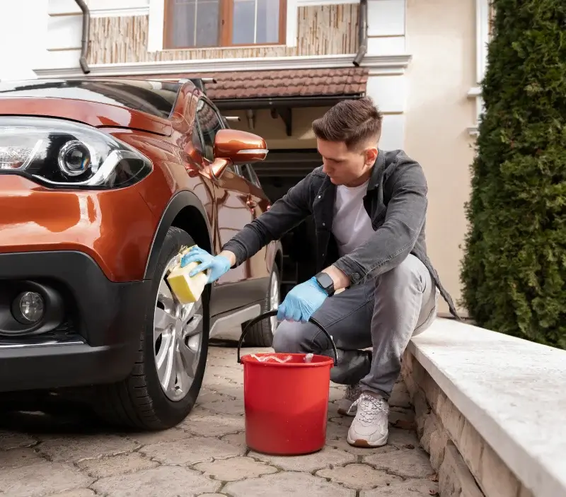 Lavage auto à domicile Leugny : professionnel intervenant sur un véhicule